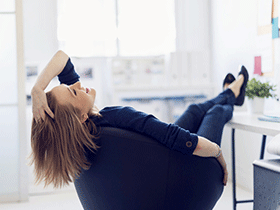 企鹅意识日：长隆新生小企鹅学游泳吃小鱼两不误